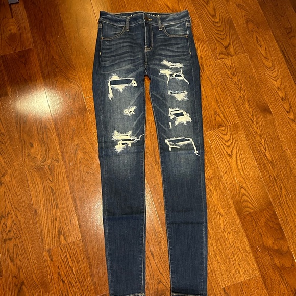 AMERICAN EAGLE Women's Distressed Dark Wash Skinny Jean (NWOT)￨Size US 4 - Picture 3 of 15